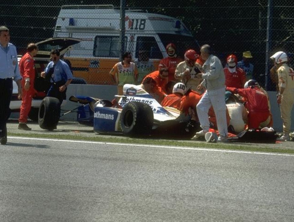 Ayrton Senna após batida durante o triste GP de San Marino de Fórmula 1 em 1994 - imglop.com